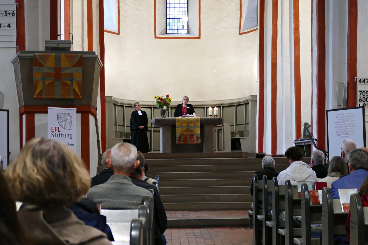 Kerstin Grünert, Superintendentin des Evangelischen Kirchenkreises Siegen-Wittgenstein, predigte im Gottesdienst zur Ausstellungseröffnung über Hiob. Simone Weiß, Leiterin der EFL, stieg mit ein und betonte, dass die Mitarbeitenden der Beratungsstelle aus Überzeugung für andere Menschen da seien.