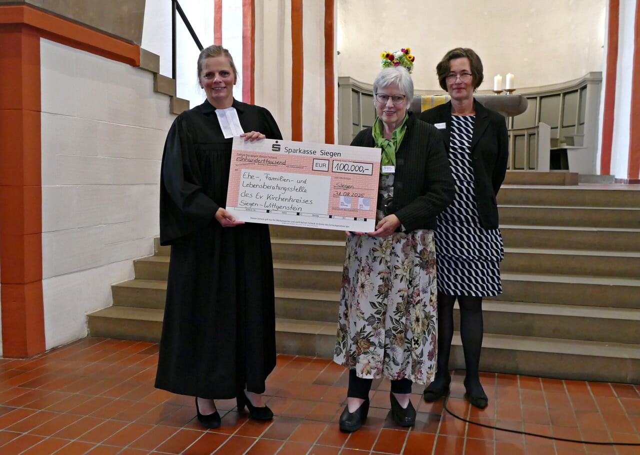 Ein symbolischer Scheck in Höhe von 100.000 Euro konnte von der EFL-Stiftung und Fonds für die Ehe-, Familien- und Lebensberatungsstelle im Kirchenkreis Siegen-Wittgenstein überreicht werden. Superintendentin Kerstin Grünert nahm den Scheck dankend von Annette Mehlmann als Vertreterin für den EFL-Fonds und Adele von Bünau, Vorsitzende der EFL-Stiftung, (v. l.) an.