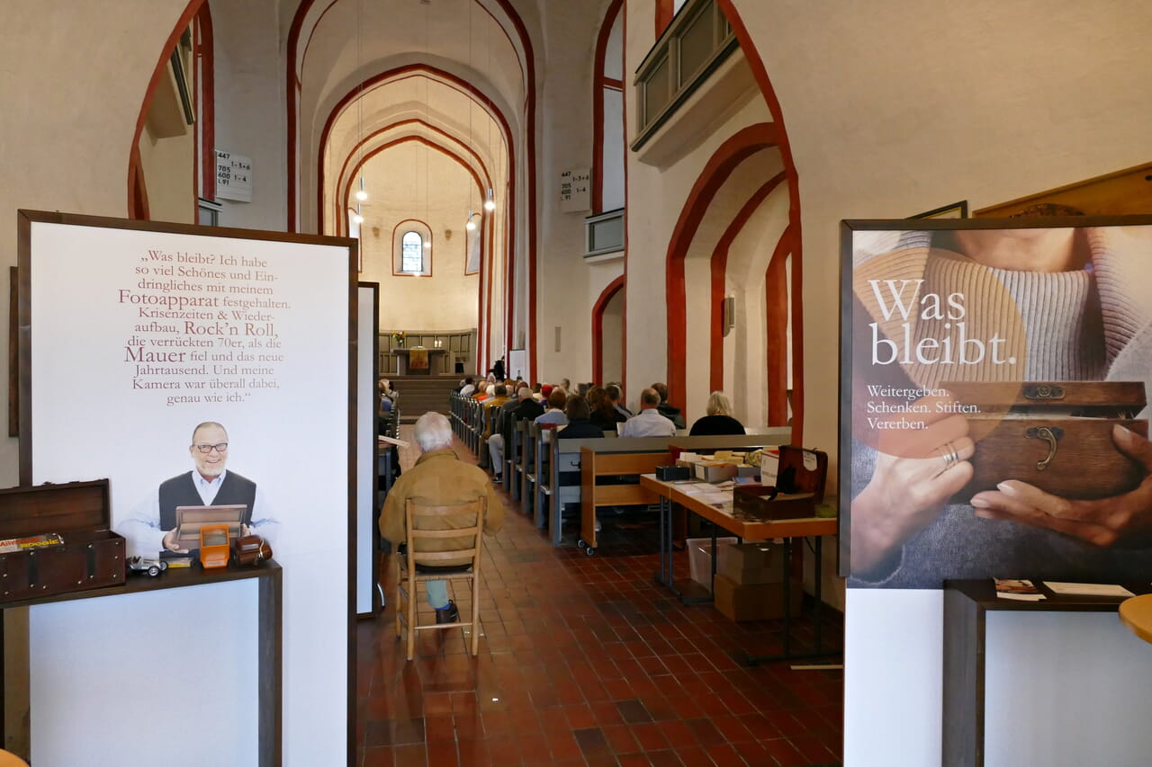 Die Ausstellung "Was bleibt." in der Siegener Nikolaikirche ist eröffnet.