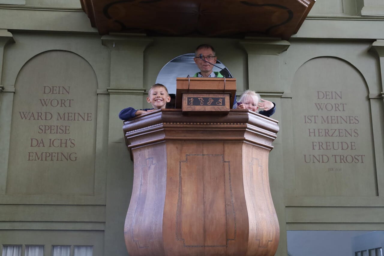Pfarrer Michael Junk ging direkt im Anschluss an den Gottesdienst mit zwei Kindern auf die Kanzel.