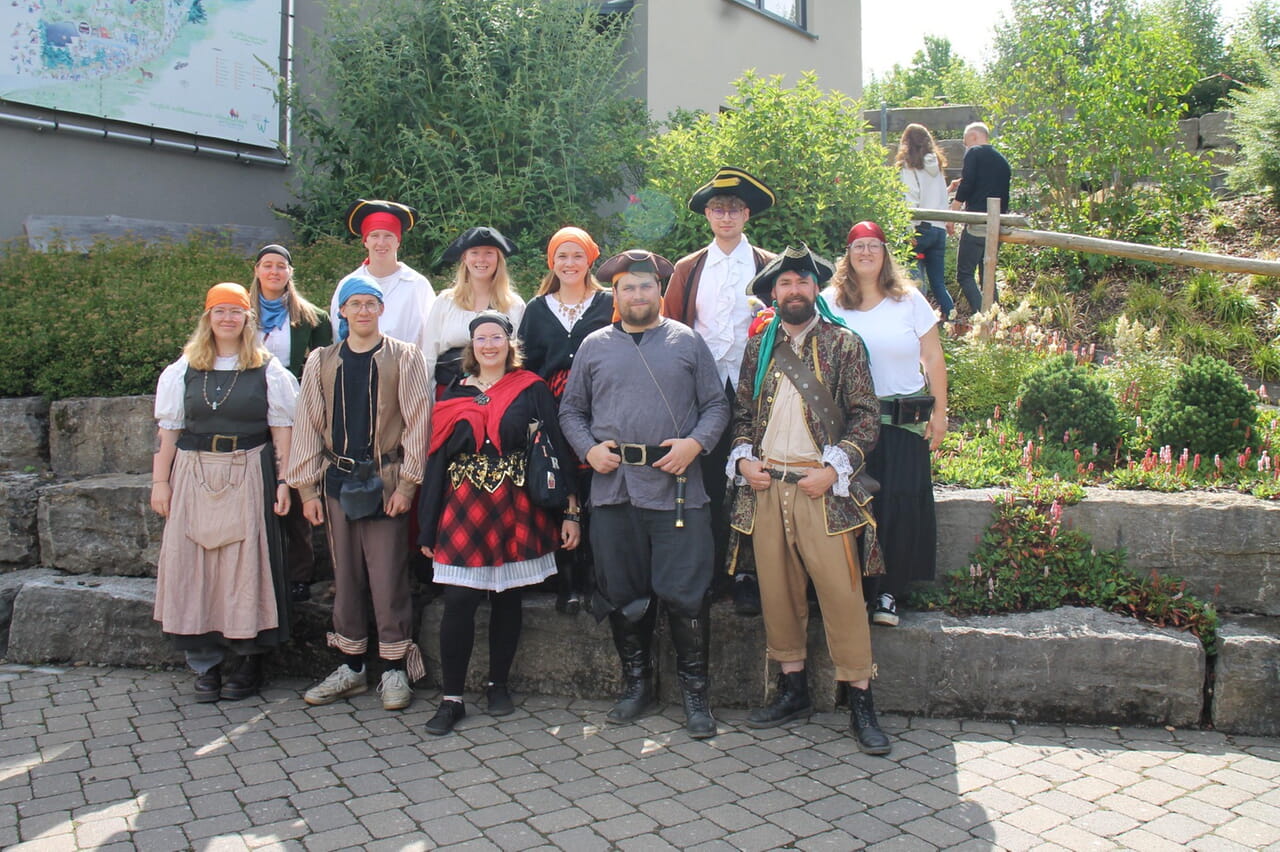Ganz unterschiedliche Menschen und Gruppen besuchten das Abenteuerdorf Wittgenstein, auch Piraten machten die Einrichtung des Kirchenkreises unsicher.