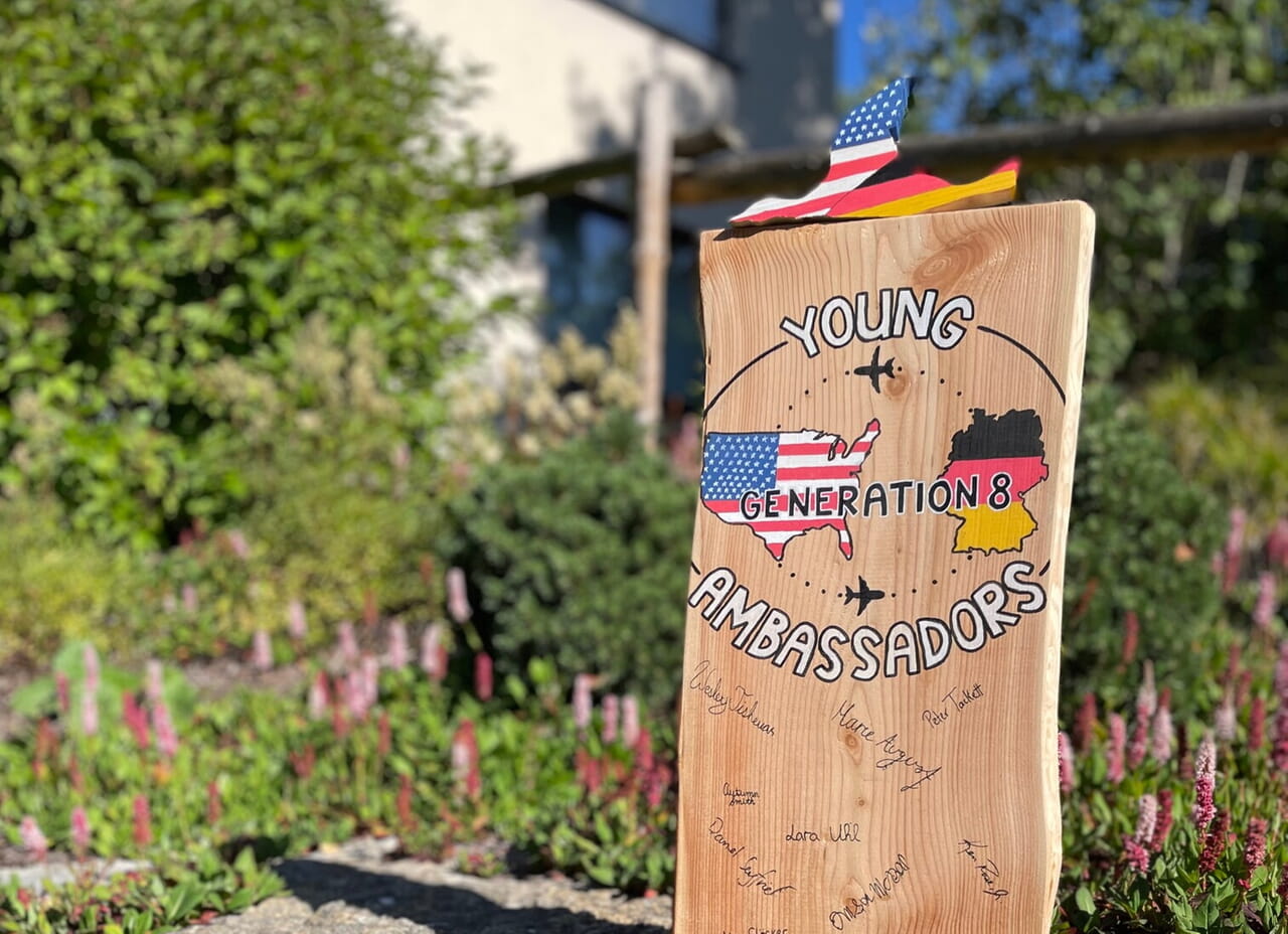 Zum Jubiläumsjahr gestalten Gäste des Abenteuerdorfes Elemente eines Zaunes, darunter auch die Jugendlichen des Begegnungsprogrammes "Young Ambassadors", die in den Sommerferien zu Gast waren.