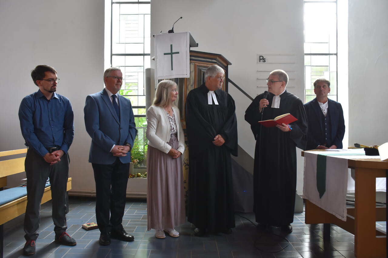 Sie gaben Pfarrer Jens Brakensiek und Ehefrau Sabine (M.) Gottesd Segen mit auf den Weg in den Ruhestand (v.l.): Presbytger Tobias Schwerdtner, Pfarrer i. R. Manuel Janz, Synodalassessor Jochen Wahl und Pfarrer Martin Ditthardt.
