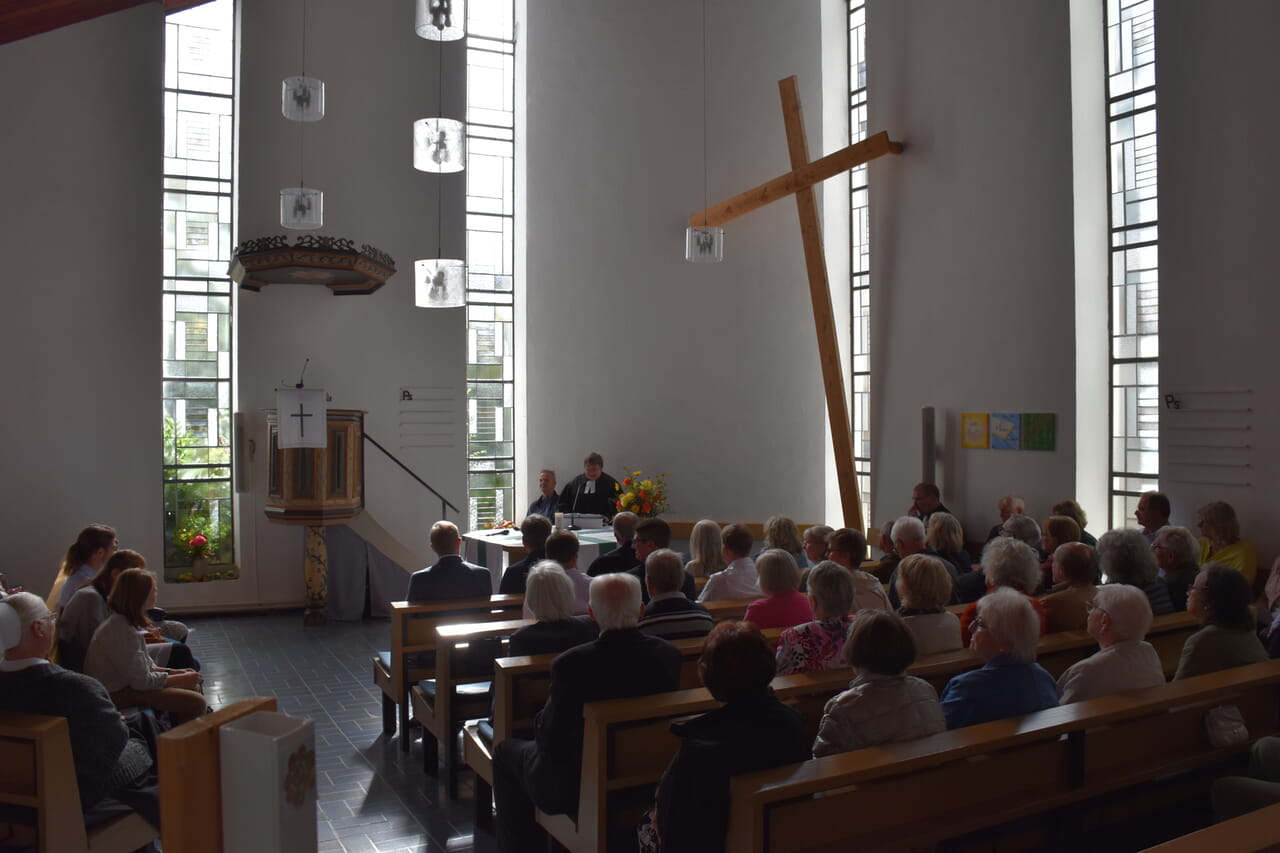 Voll besetzt war die Ev. Kirche Holzhausen beim Gottesdienst zur Entpflichtung von Pfarrer Jens Brakensiek.