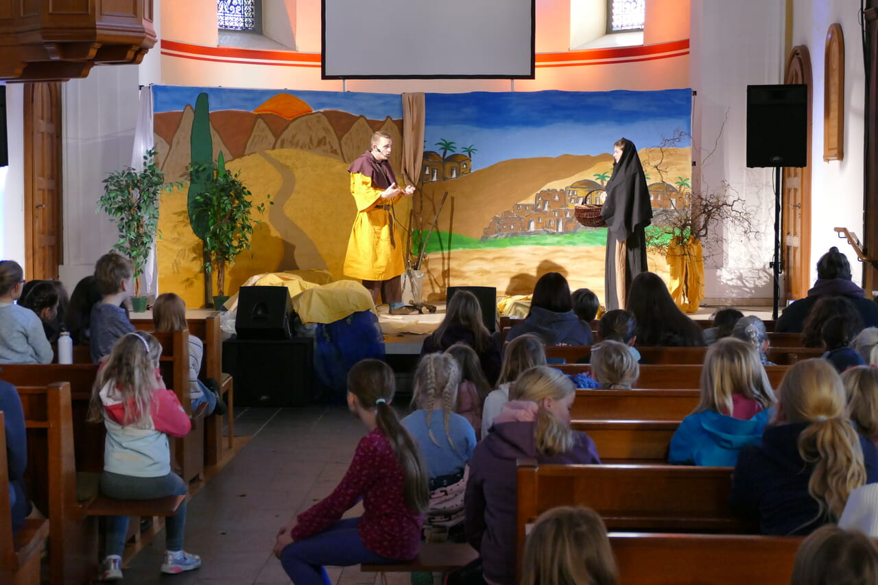 Rund 120 Kinder nahmen an der Kinderbibelwoche in Hilchenbach teil und hörten Geschichten rund um den Propheten Elia.