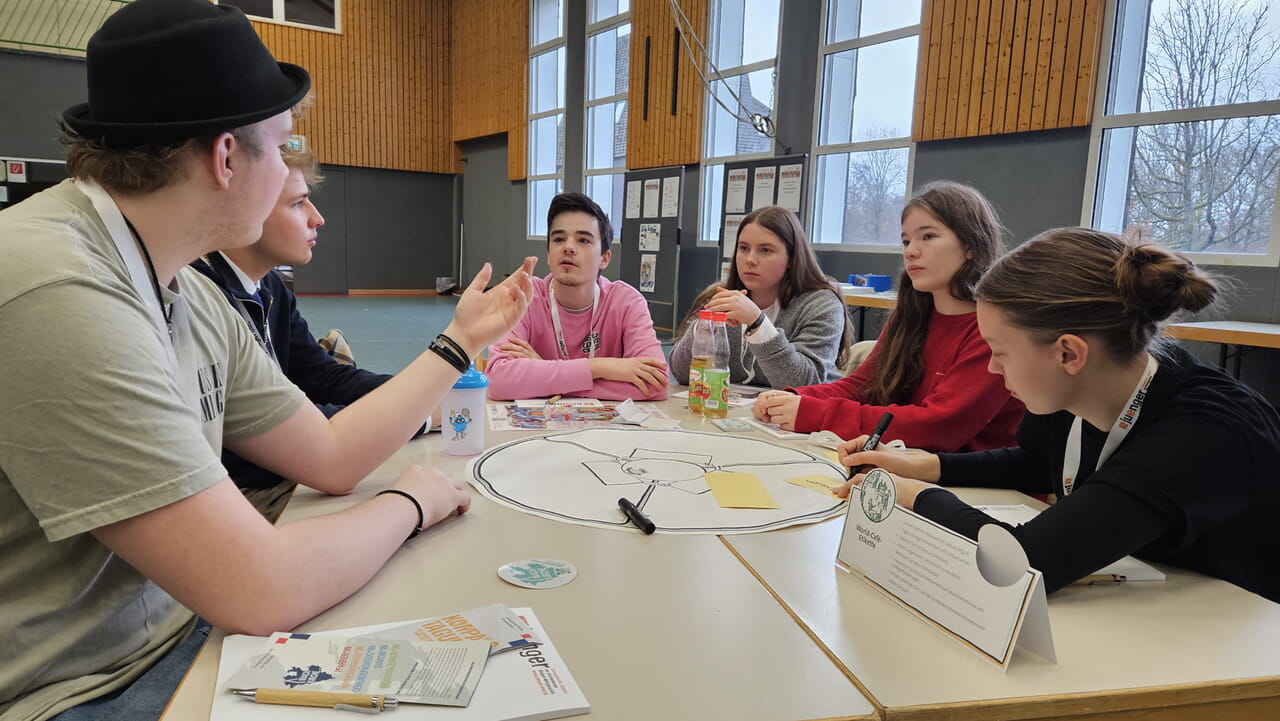 Diskutierten lebhaft: die Delegierten bei "MITREDEN!", dem Gründungsevent zur Bildung einer Ev. Jugend im Kirchenkreis Siegen-Wittgenstein.