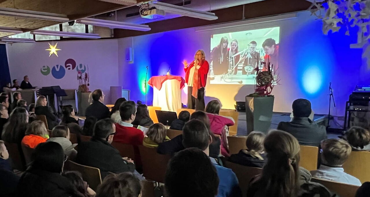 Schulleiterin OStD Beate Brinkmann begrüßt die Viertklässler mit ihren Familien und informiert über die Arbeit des Evangelischen Gymnsiums.