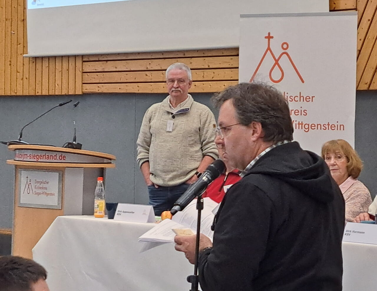 Pfarrer Steffen Post (vorn) im Gespräch mit Pfarrer Günther Albrecht (hinten, stehend).