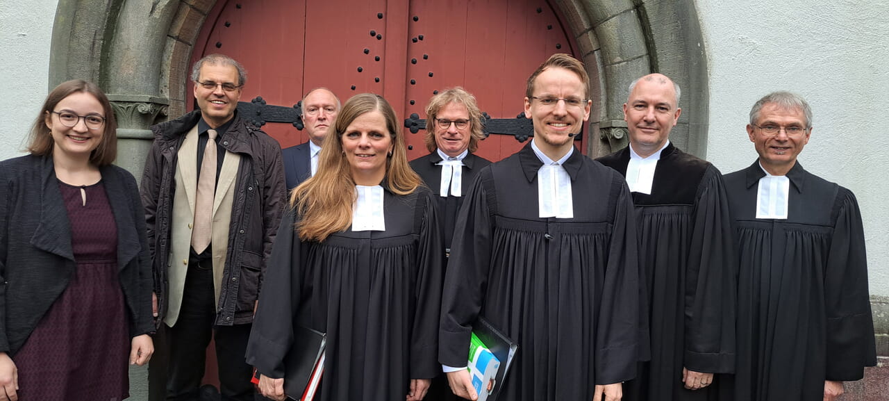Ist nun Pfarrer der Kirchengemeinden Oberfischbach und Oberholzklau: Andreas Heonemann (3.v.r.) mit Superintendentin Kerstin Grünert (4.v.l.).