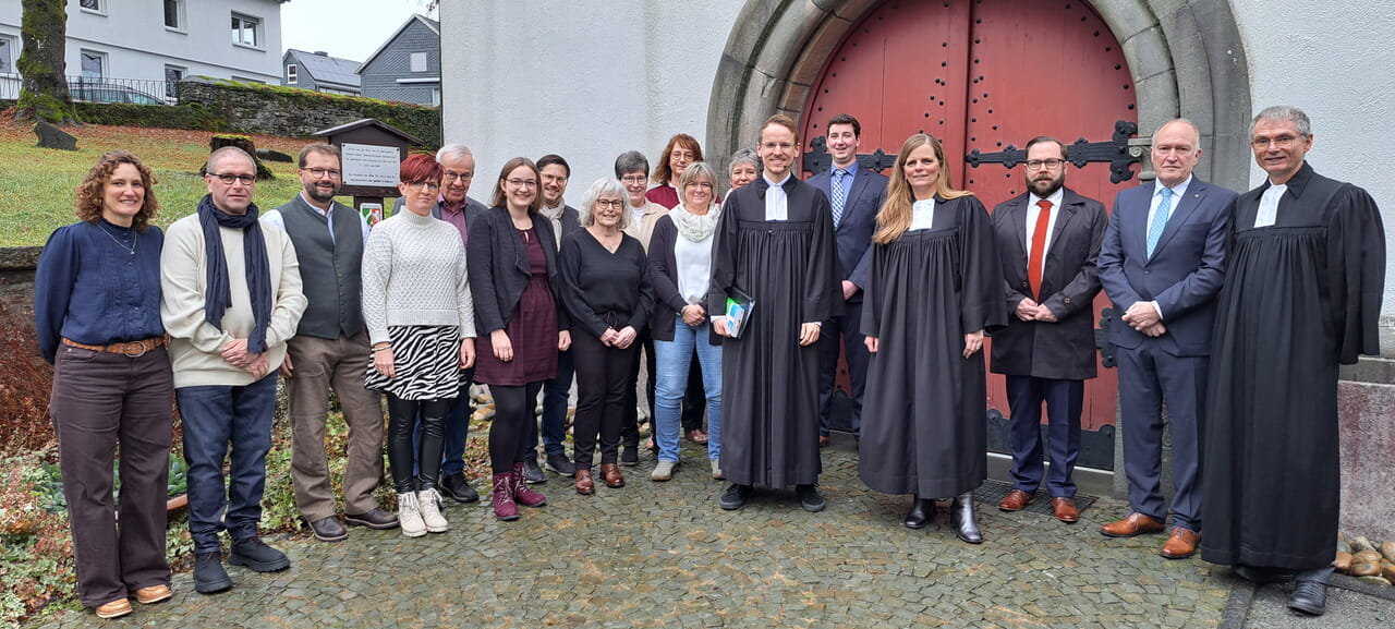 Willkommen in Oberholzklau und Oberfischbach: Andreas Hoenemann (6.v.r.) im Kreis der Presbyterien, der Superintendentin Kerstin Grünert (4.v.r.) und seinem Oberfischbacher Kollegen Pfarrer Michael Junk (r.).