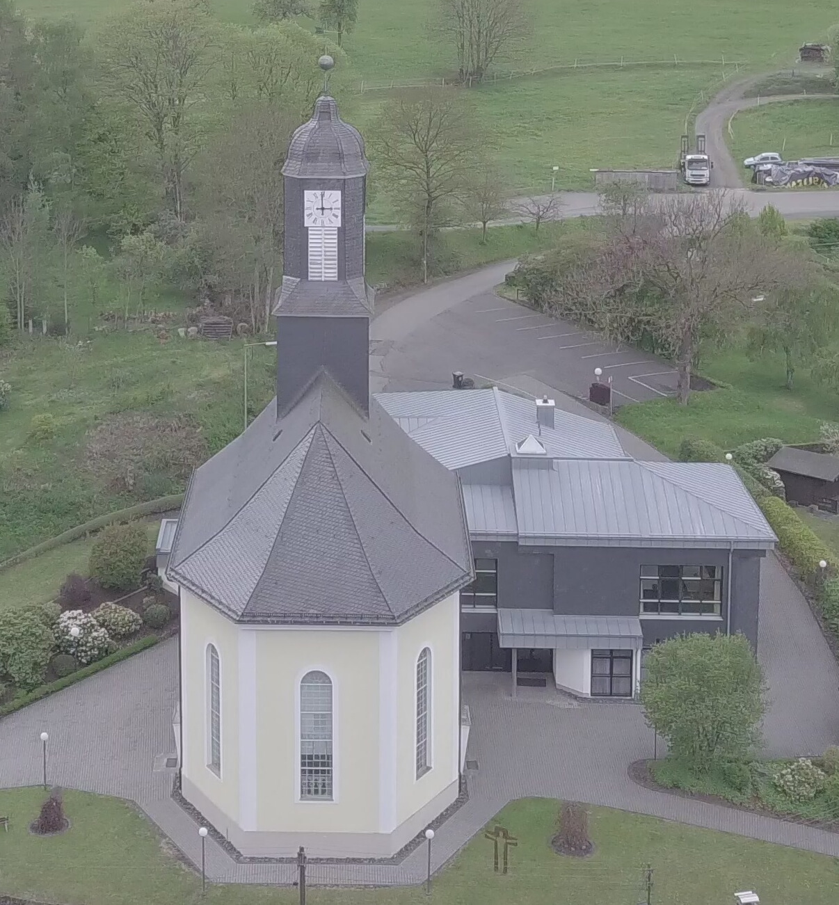 Kirchengemeinden im Kirchenkreis Siegen-Wittgenstein investieren in Klimaschutz wie hier in Oberfischbach.