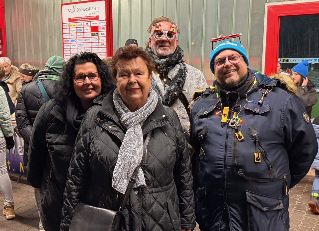 Besucher des Weihnachtssingens haben sich geschmückt.