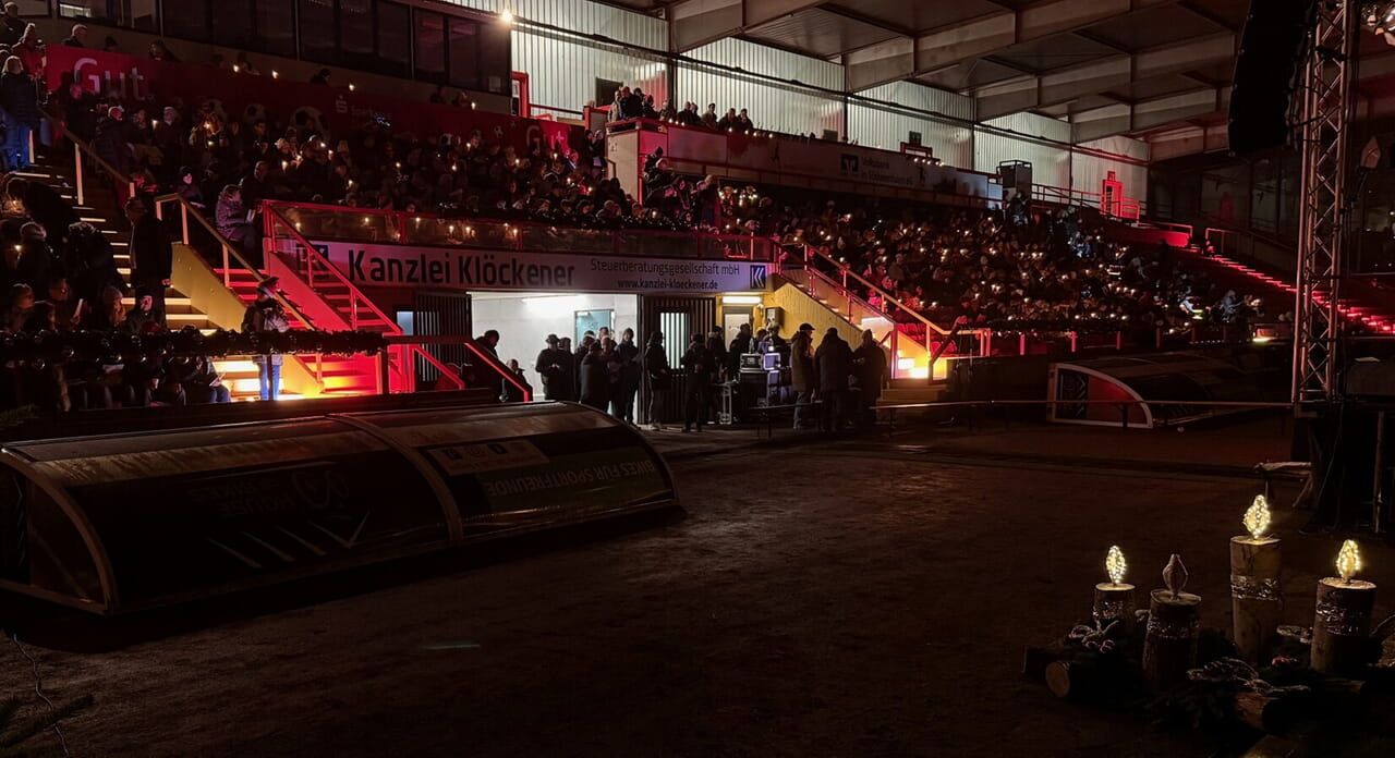 2.000 Menschen singen Weihnachtslieder im Leimbachstadion
