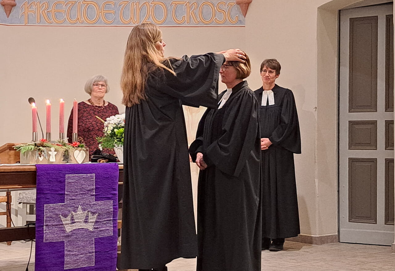 Superintendentin Kerstin Gr&uuml;nert entpflichtete und segnete die Pfarrerin Susanna Riedel-Albrecht.