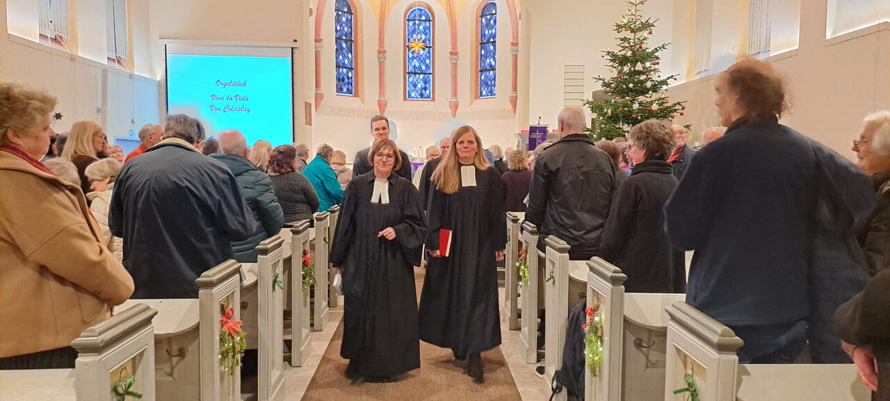 Superintendentin Kerstin Gr&uuml;nert begleitet Pfarrerin Susana Riedel-Albrecht beim Auszug aus der Kirche.