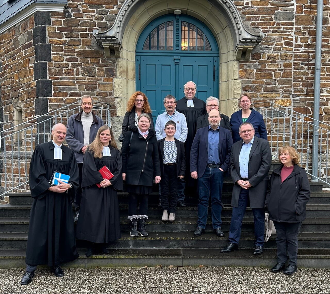 &Uuml;bergang vom Bevollm&auml;chtigtengremium zum neuen Presbyterium der Evangelisch-Reformierten Kirchengemeinde Dreieinigkeit: Stefan K&ouml;nig, Ulrich Bernshausen, Kerstin Gr&uuml;nert, Heike Bruch, Heike Busch, Wolfgang M&uuml;ller, Dorothea St&uuml;cher, Thomas Wei&szlig;, Sven Pitzer, Manfred Schr&ouml;der (hinten, leicht verdeckt), Dorothee Spies, Stefan Kebschull und Ulrike Steinseifer (v.l.).