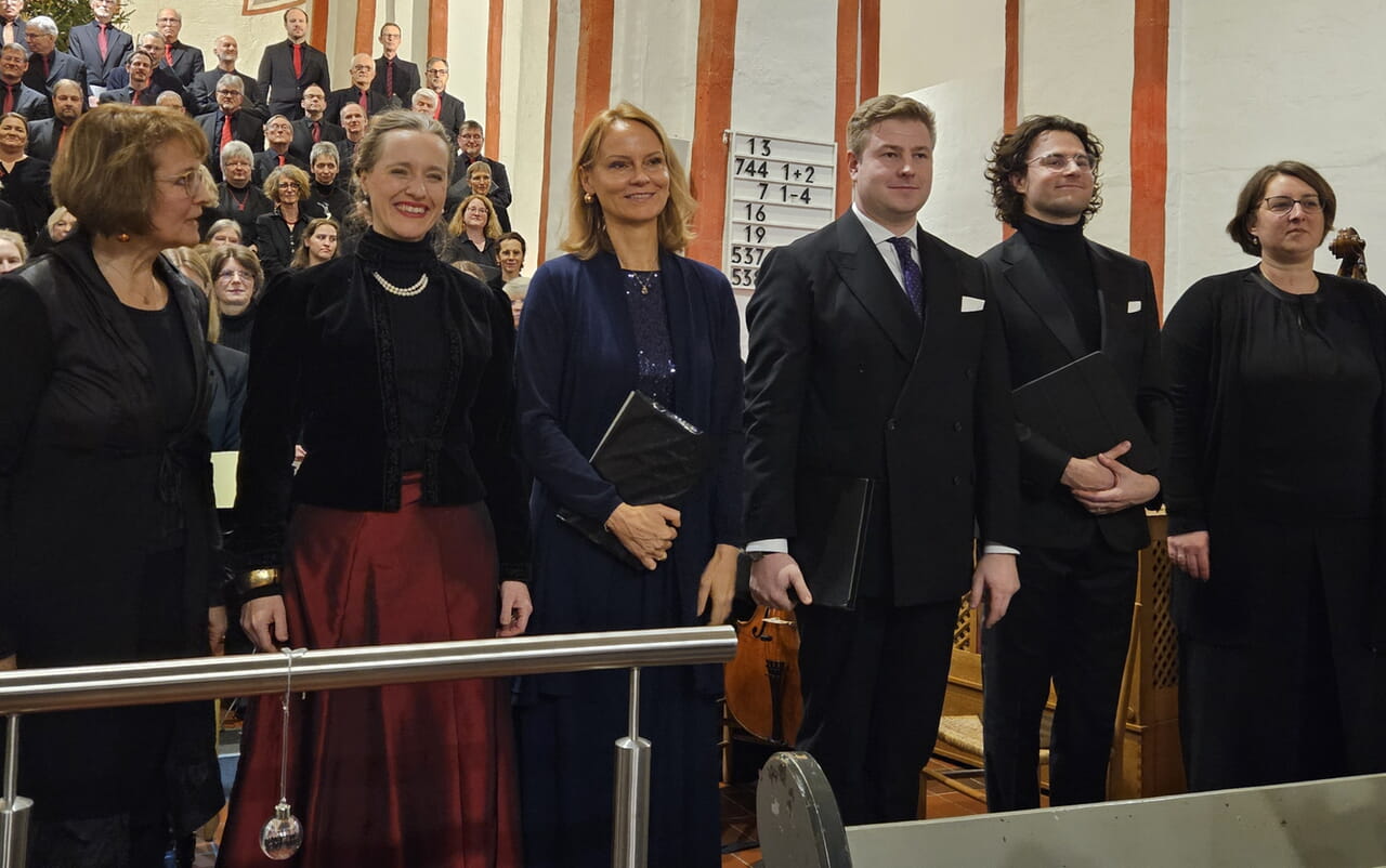 KMD Ute Debus (l.) beim Schlussapplaus mit dem gro&szlig;artigen solistischen Gesangsensemble (v.l.): Anna Herbst, Susanne Kelling, Maximilian Fieth, George Clark und Nina Junk