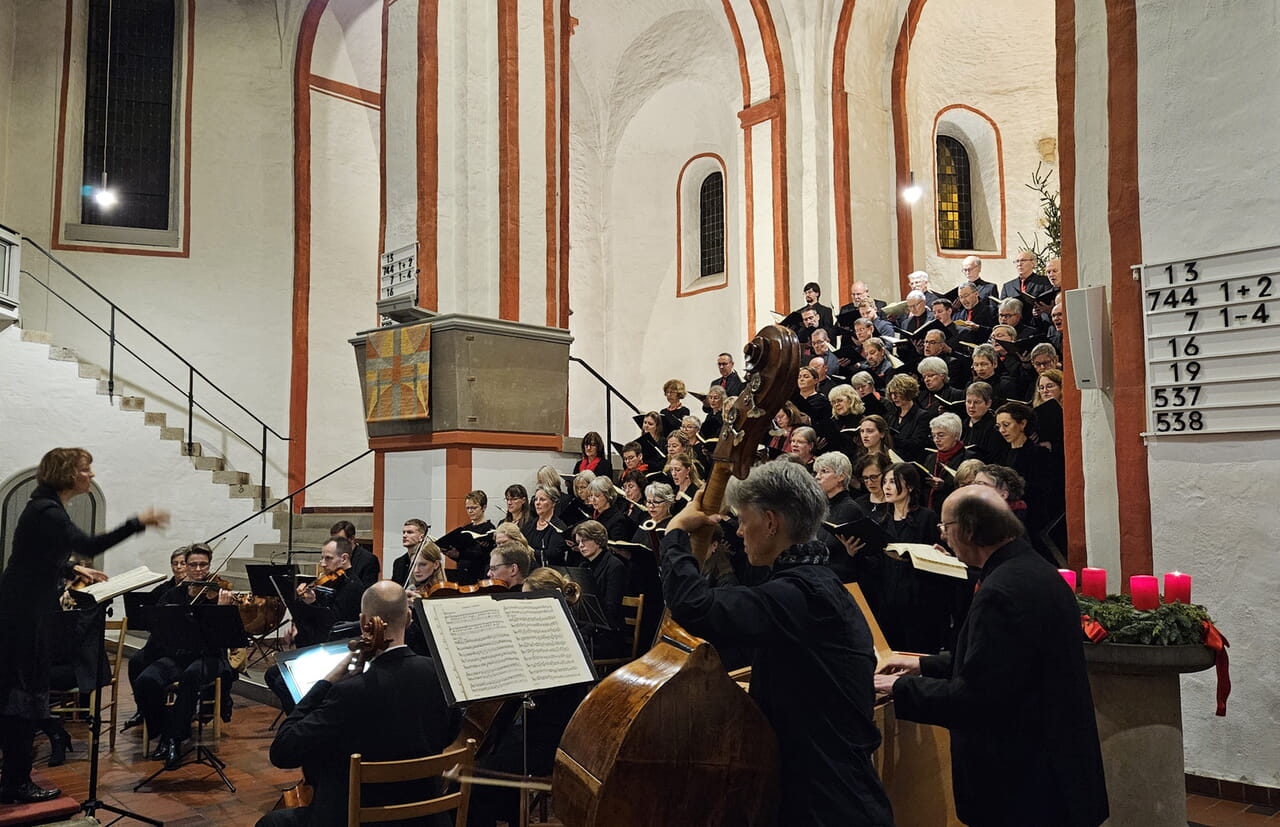 Mit einer Messe von Charpentier und zwei Teilen aus H&auml;ndels "The Messiah" begeisterte die Kantorei Siegen unter Leitung von Ute Debus am vierten Adventssonntag in der Nikolaikirche.