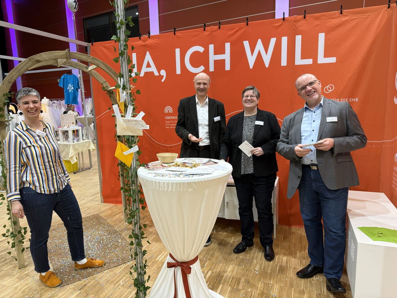 v.l. Pfarrerin Carmen J&auml;ger, Pfarrer Stefan K&ouml;nig (Ev.Lukas-Kirchengemeinde Siegen), Alexandra Podstawa, Michael Scheffel (Dekantasreferent, Dekanat Siegen).