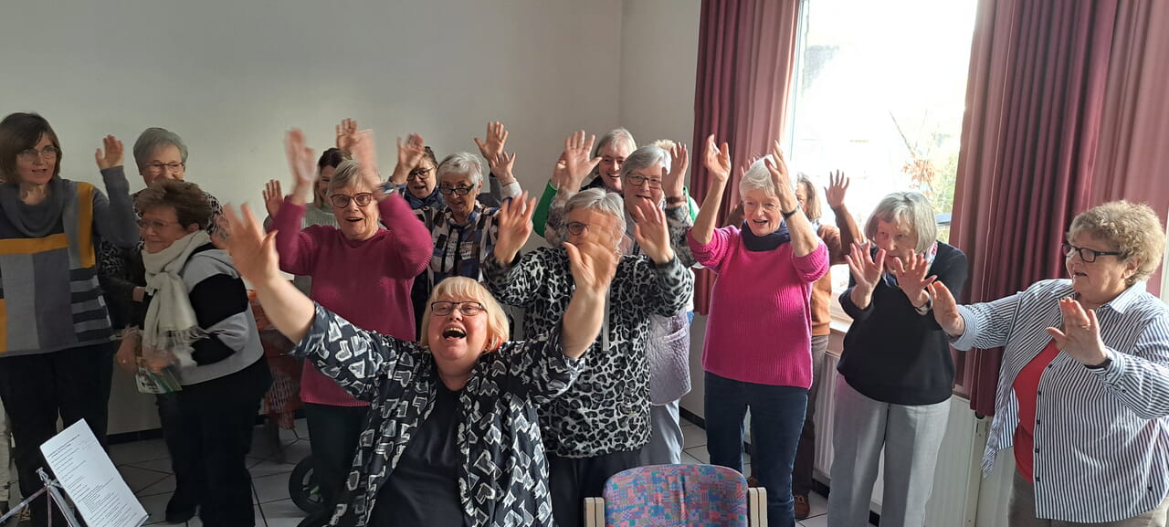 Echte Freude bei der Vorbereitung: Zusammen mit Referentin Manuela Schnell (vorne) singen die Vertreterinnen der Wittgensteiner Kirchengemeinden dann auch ein nigerianisches Willkommen.