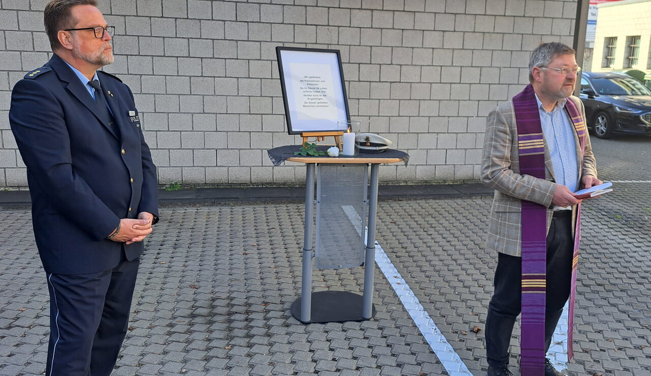 Gemeinsames Gedenken: Polizeidirektor Thomas Fürst (l.) und Pfarrer Ralf Prange.