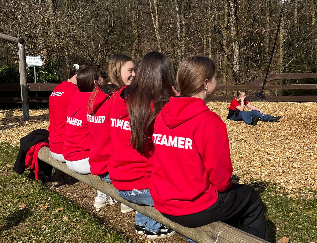Ein Teamer-Hoodie, der das Gruppengef&uuml;hl st&auml;rkt und nebenbei auch w&auml;rmt.