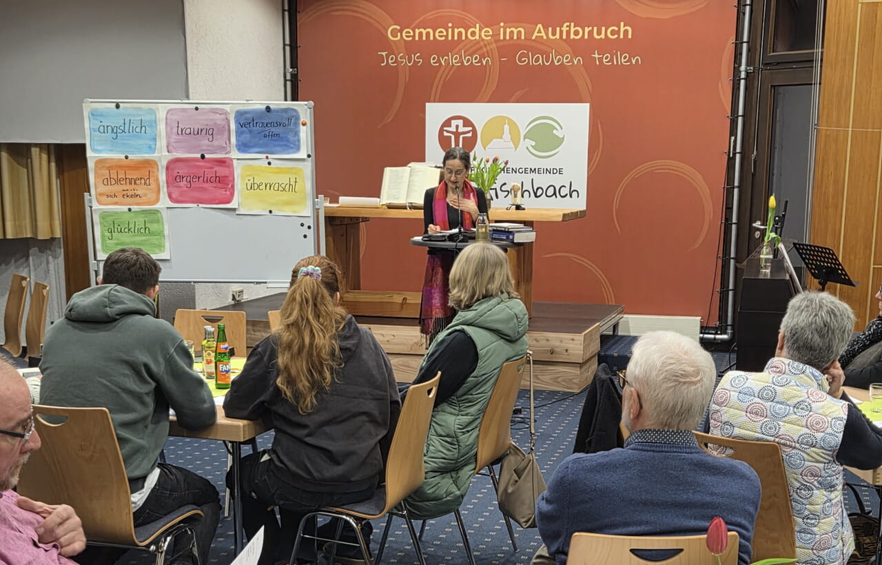 Heike Dreisbach leitete den Bibelabend zur "Salbung Jesu", Johannes 12.