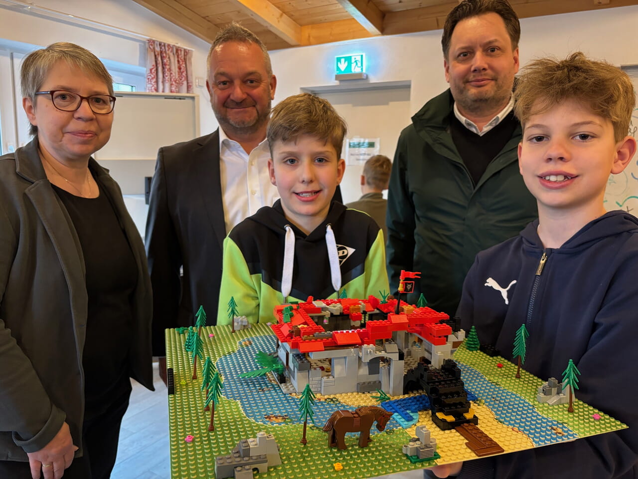 Generationsenübergreifende Begeisterung: Abenteuerdorf-Geschäftsführerin Silke Grübener, Lions-Sekretär Dominik Rothenpieler und Lions-Präsident Michael Schön nebst zwei Bauherren des CVJM (v.l.).