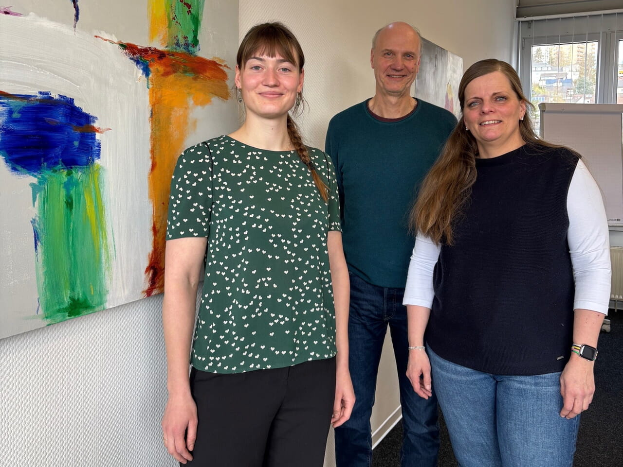 Willkommen in Siegen: Vikarin Frida Schlinke, Mentor Stefan K&ouml;nig (Lukas-Kirchengemeinde) und Superintendentin Kerstin Gr&uuml;nert.