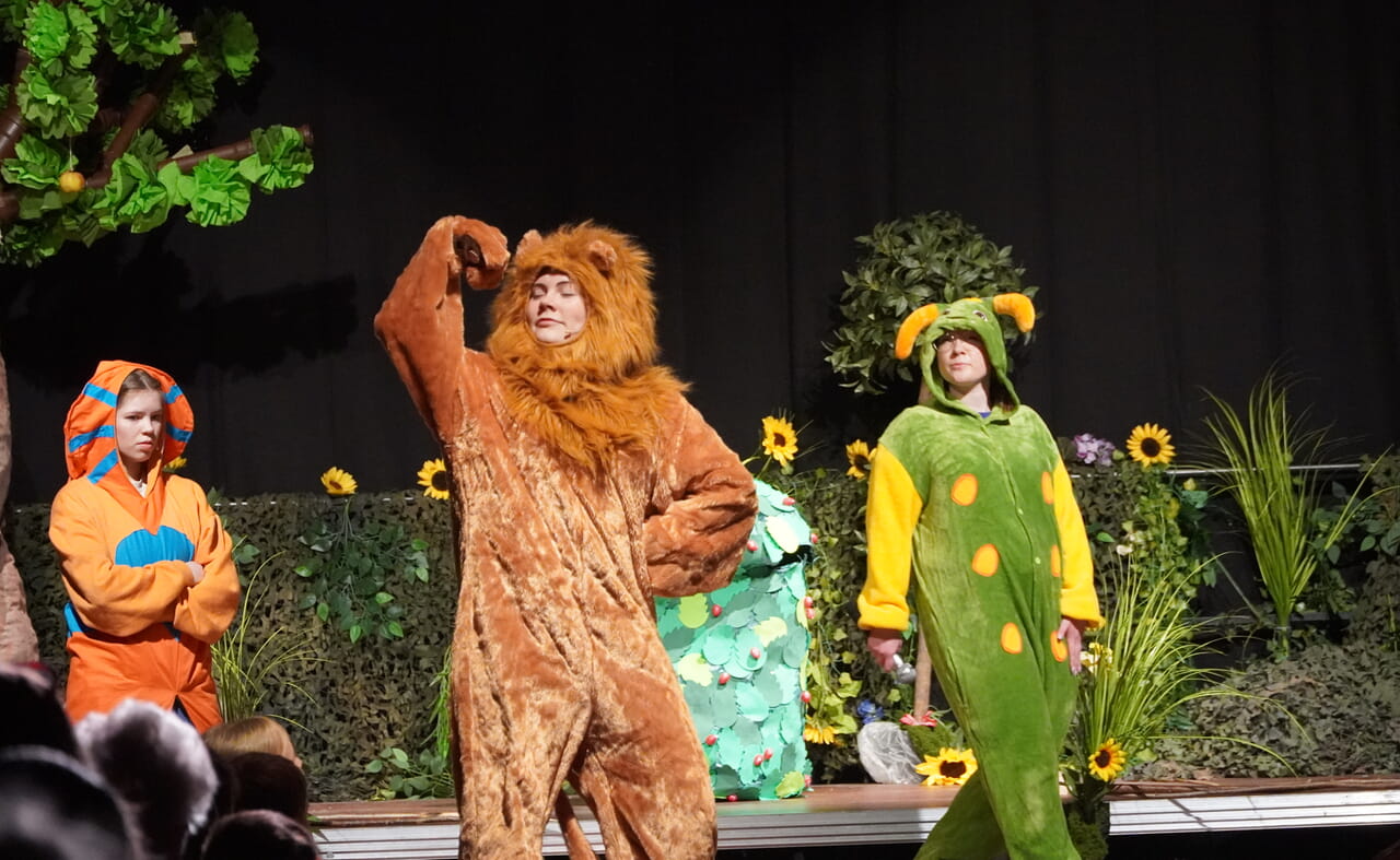 Manche Kost&uuml;me und das B&uuml;hnenbild kommen von der Freilichtb&uuml;hne Freudenberg.