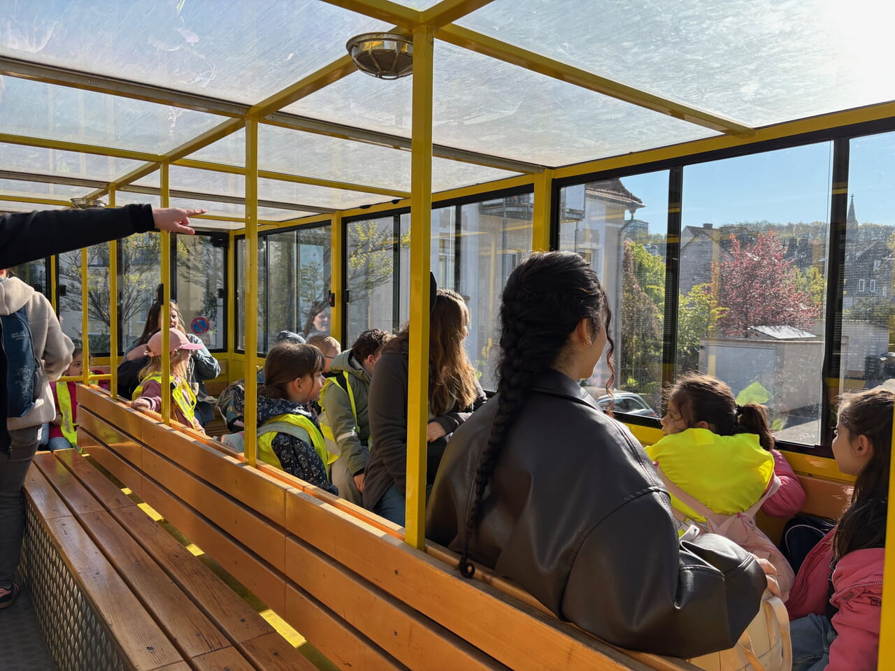 Los geht es zur gro&szlig;en Fahrt: Die Schulkinder der Kitas Haardter Berg und Herrenfeld haben den H&uuml;bbelbummler erklommen.
