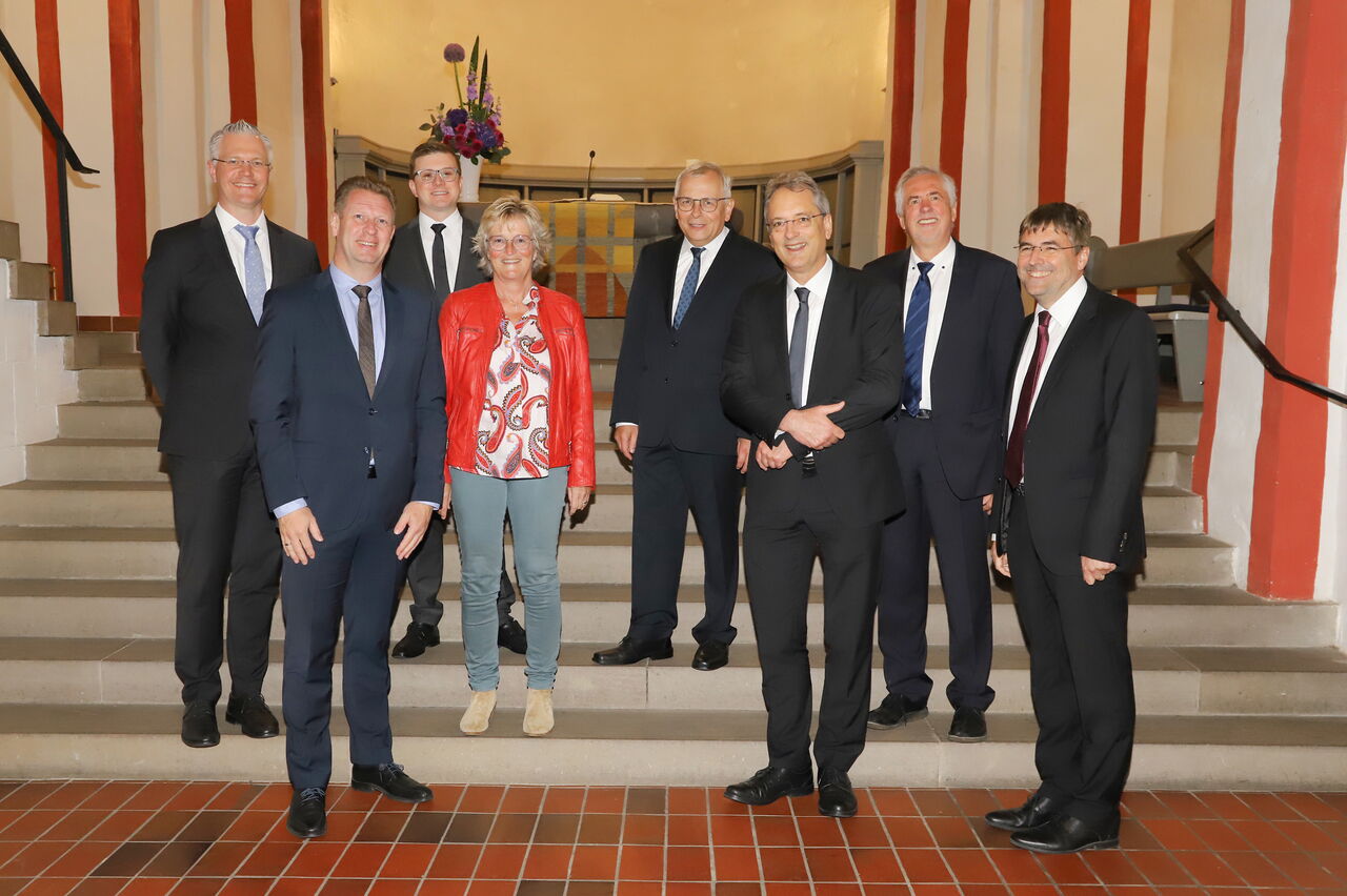 VV.l.: Tobias Schmidt, Henning Stern, Pfarrer Tim Winkel, Gudrun Nöh (alle Vorstand des Diakonisches Werks), Superintendent Peter-Thomas Stuberg, Ulf Schlüter (EKvW), Karl Fleschenberg und Dr. Josef Rosenbauer (beide Diakonie in Südwestfalen)