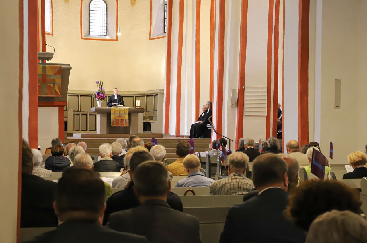 Pfarrer Tim Winkel im Festgottesdienst zum 75. Jubiläum der Diakonie im Siegerland in der Nikolaikirche in Siegen. Foto: Diakonie in Südwestfalen