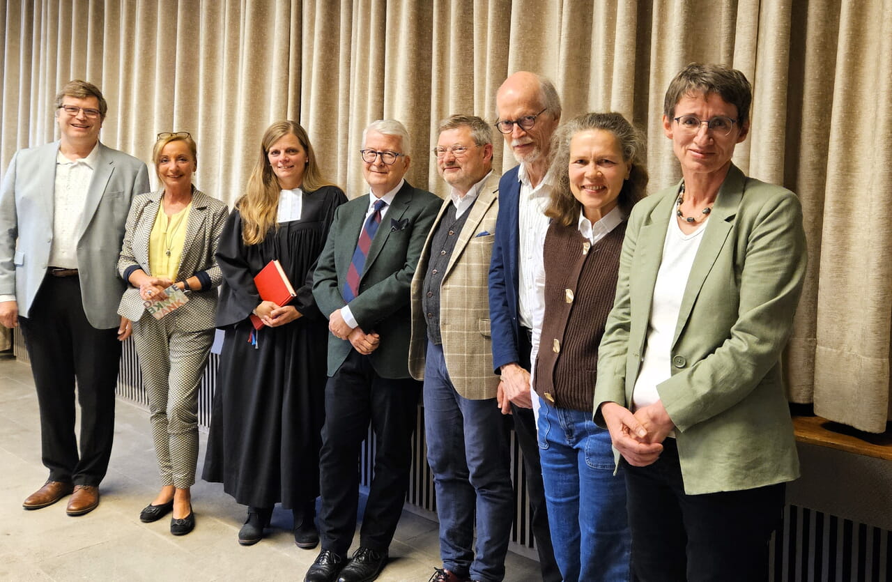 Weggefährtinnen und Weggefährten (v.l.): Stephan Andrick, Thea Rabenau, Superintendentin Kerstin Grünert, Pfarrer Armin Neuser-Moos, Pfarrer Ralf Prange, der katholische Theologe Heiner Meilwes und die Krankenhausseelsorgerinnen Bärbel Knecht und Silke Panthöfer.