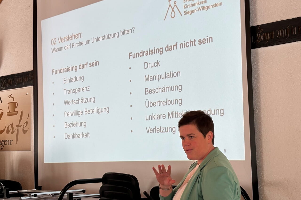Mehr als Spenden oder Kollekte: Fundraising-Referentin Anne-Kathrin Jung gibt ihre Erfahrung weiter.