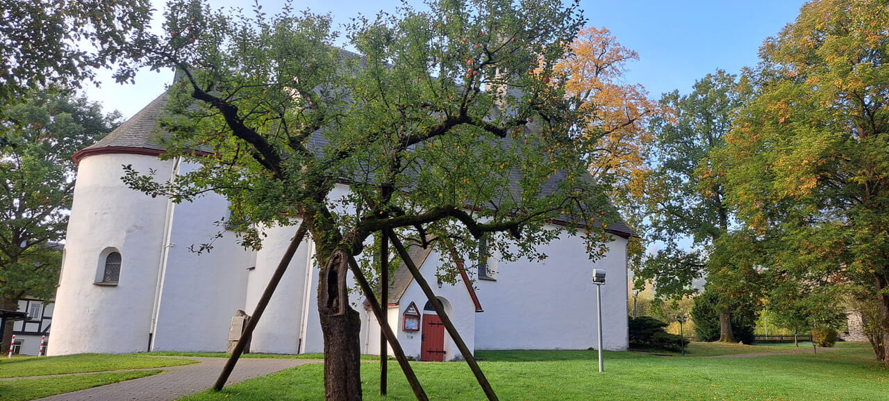 Evangelische Kirche in Raumland: Steht eine Reparatur an, bitten die Kirchengemeinden oft um Spenden aus der Gemeinde.