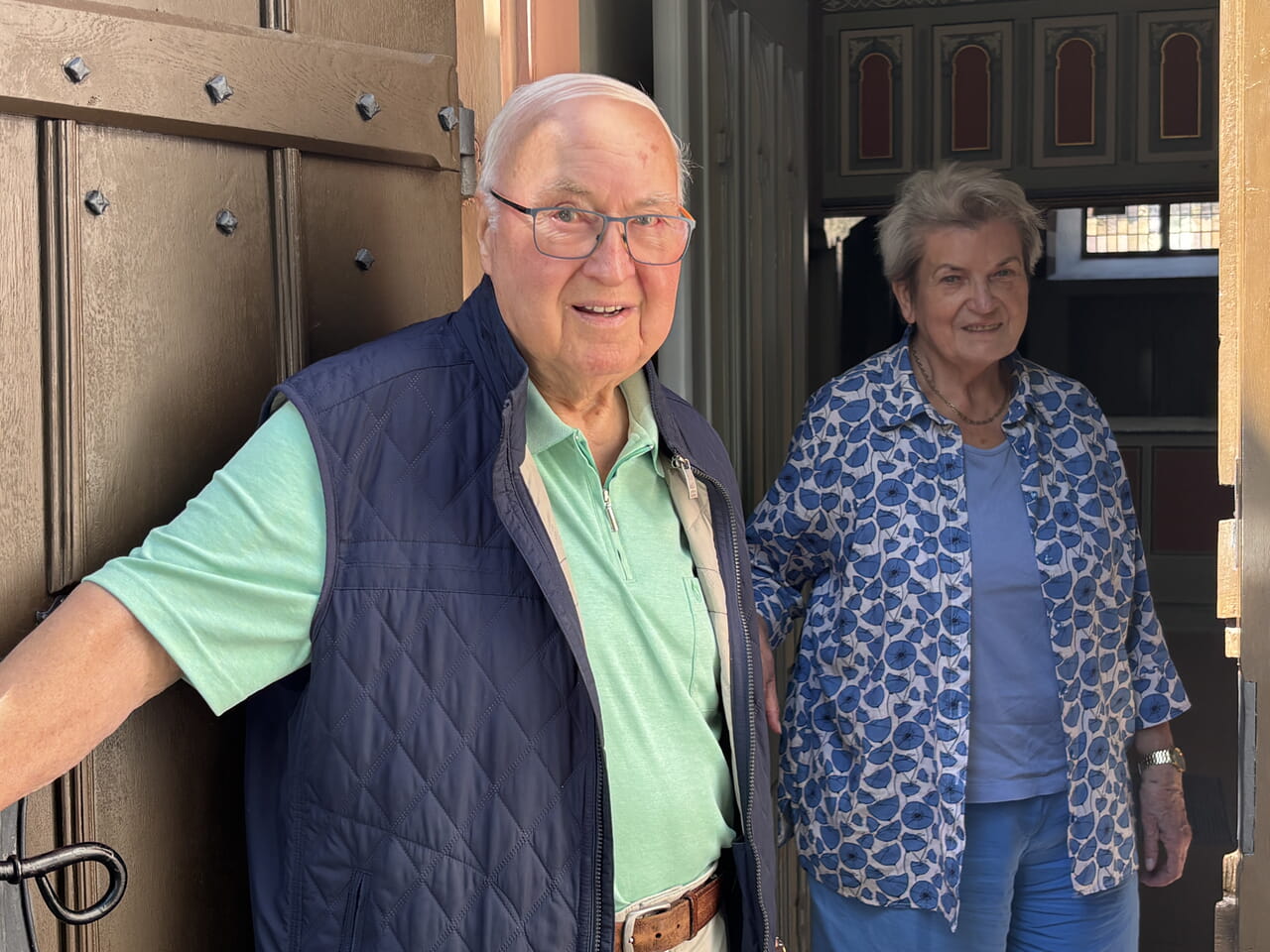 Gew&auml;hren einen Blick in die &auml;ltesten Teile der Bad Laaspher Stadtkirche: Alex Pfeil und Katja Heinzelmann.
