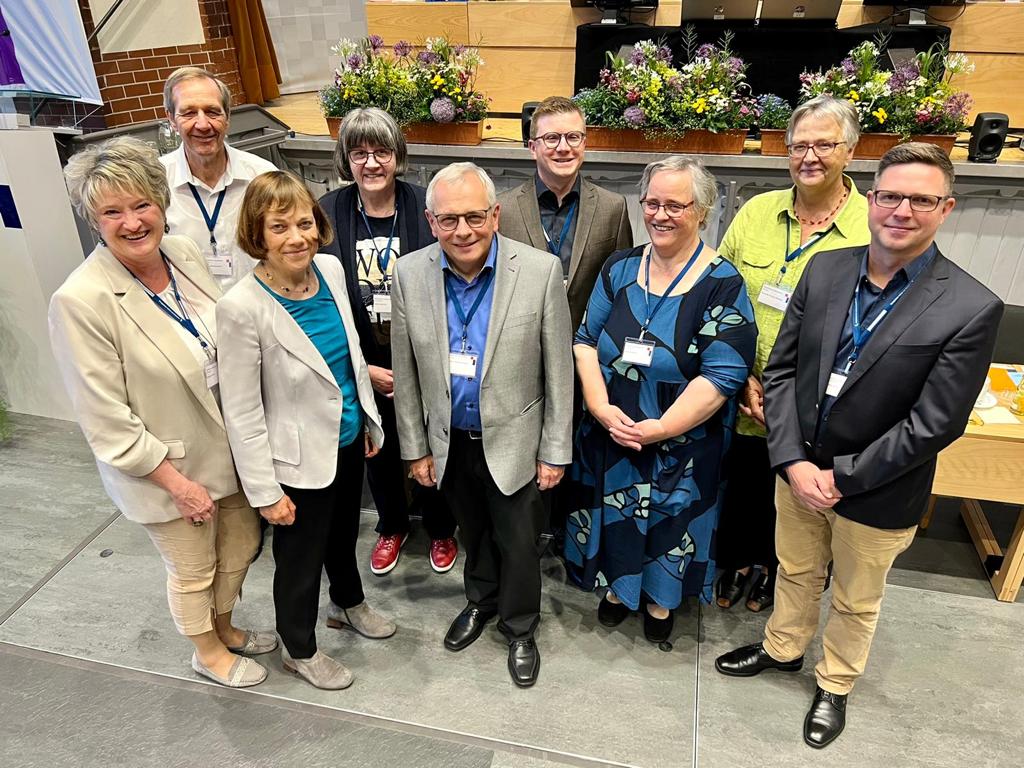 Die Siegener und Wittgensteiner Delegierten auf der Landessynode: V.l.: Simone Conrad, Ulrich Bernshausen, Präses Annette Kurschus (EKvW), Edith Aderhold, Peter-Thomas Stuberg, Tim Winkel, Monika Benfer, Cornelia Dreute-Krämer und Jaime Jung.