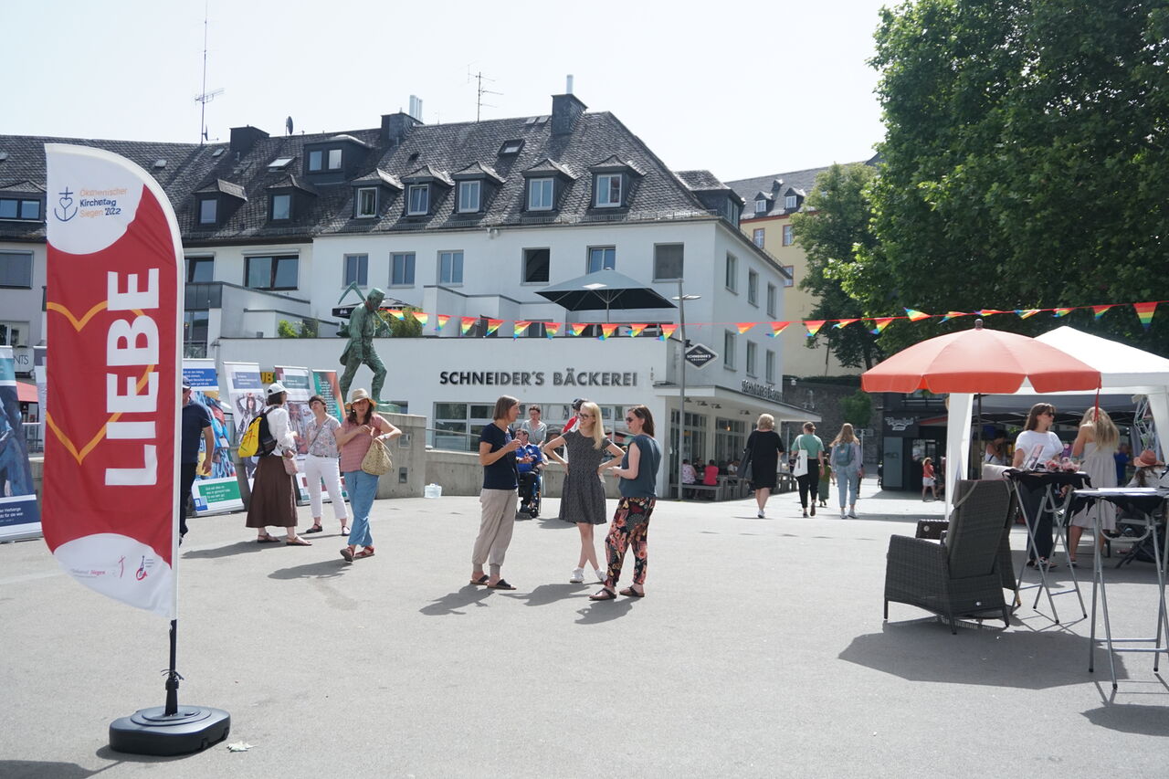 Henner und Frieder in Liebe verbandelt: Auf der Oberstadtbrücke stand die Liebe in all ihren Facetten im Mittelpunkt.