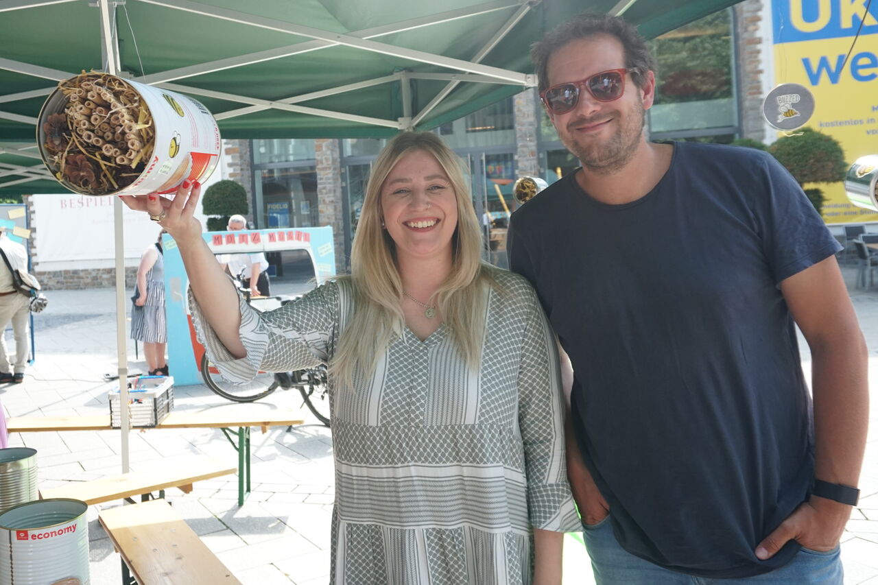 Carina Boller und Oliver Gaumann vom Jugendwerk Förderband bauten mit Kirchentagsbesuchern Bienenhotels aus alten Blechdosen.