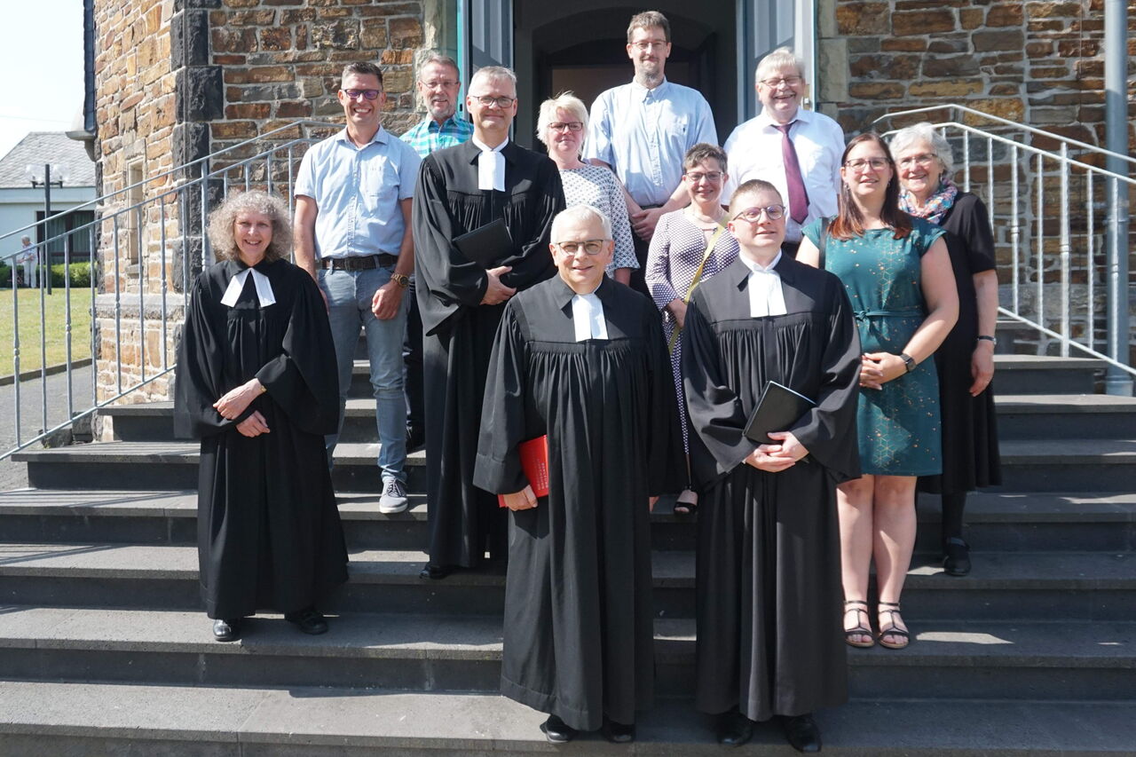 Pfarrer Tim Winkel wurde von Superintendent Peter-Thomas Stuberg im Kreis des Presbyteriums aus seinem Dienst verabschiedet