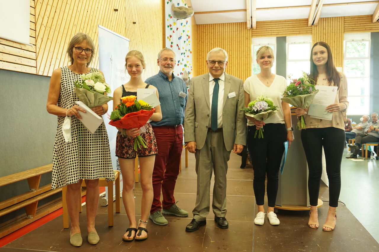 V.l.: Lehrerin Dr. Astrid Greve, Julia Herrmann (Evau), Schulreferent Matthias Elsermann, Superintendent Peter-Thomas Stuberg, Lehrerin Jana Nimmermann, Emily Corinne Schardt.