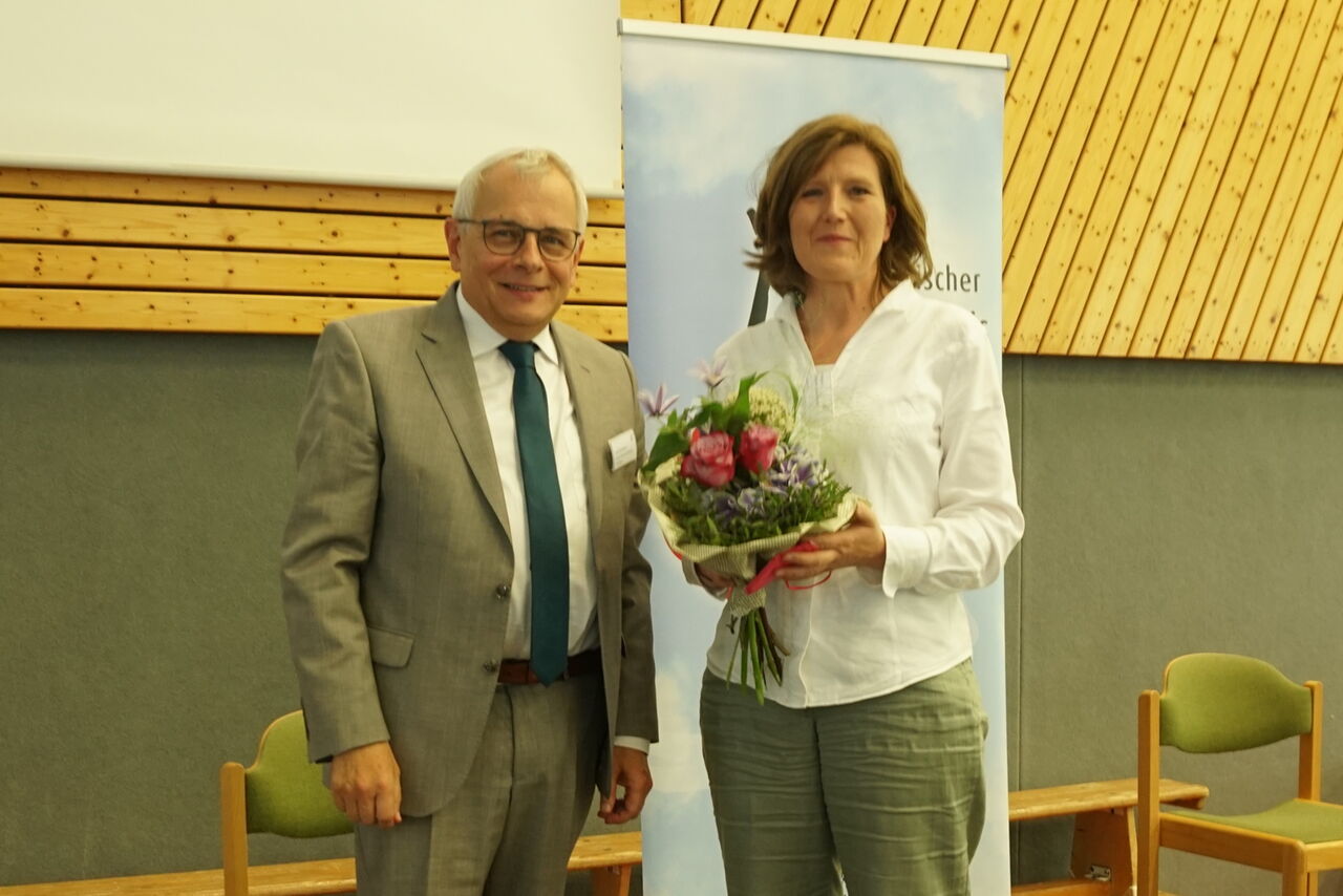 Superintendent Stuberg begrüßt Regionalpfarrerin Claudia Latzel-Binder in ihrem neuen Amt.