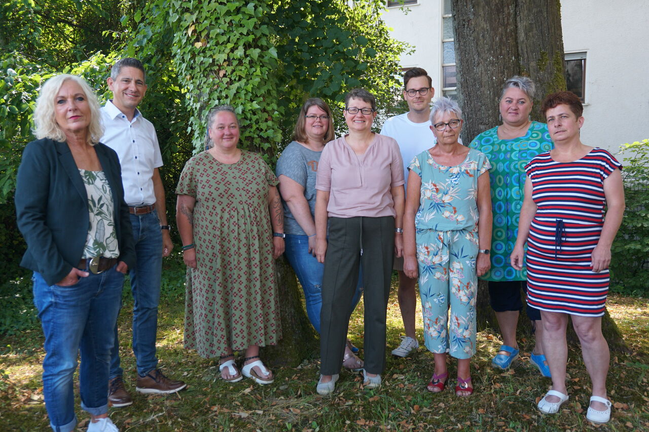 Verwaltungsleiter Oliver Berg (2. v.l.) begrüßt die neue Mitarbeitervertretung: Susanne Gotsmann, Viola Schwarz, Maria Riedel, Antje Koppenhagen, Michael Metzger, Silke Wilhelm, Miriam Doikas und Melanie Bätzel.