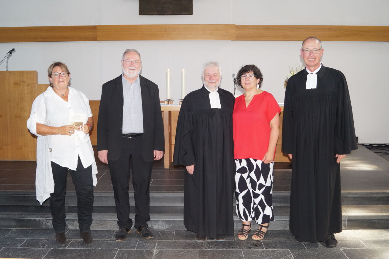 V.l.: Pfarrerin Ute Waffenschmidt-Leng, Pfarrer Armin Pulfrich, Pfarrer Gerhard Utsch, Heike Utsch, Synodalassessor Rolf Fersterra.