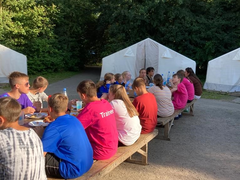 Frühstück im Zeltdorf in Otterndorf