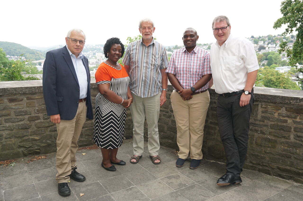 Superintendent Peter-Thomas Stuberg begrüßte Stella Mwaisela, Werner Unverzagt, Pastor David Mushi und Pfarrer Jochen Wahl (v.l.) im Haus der Kirche in Siegen.