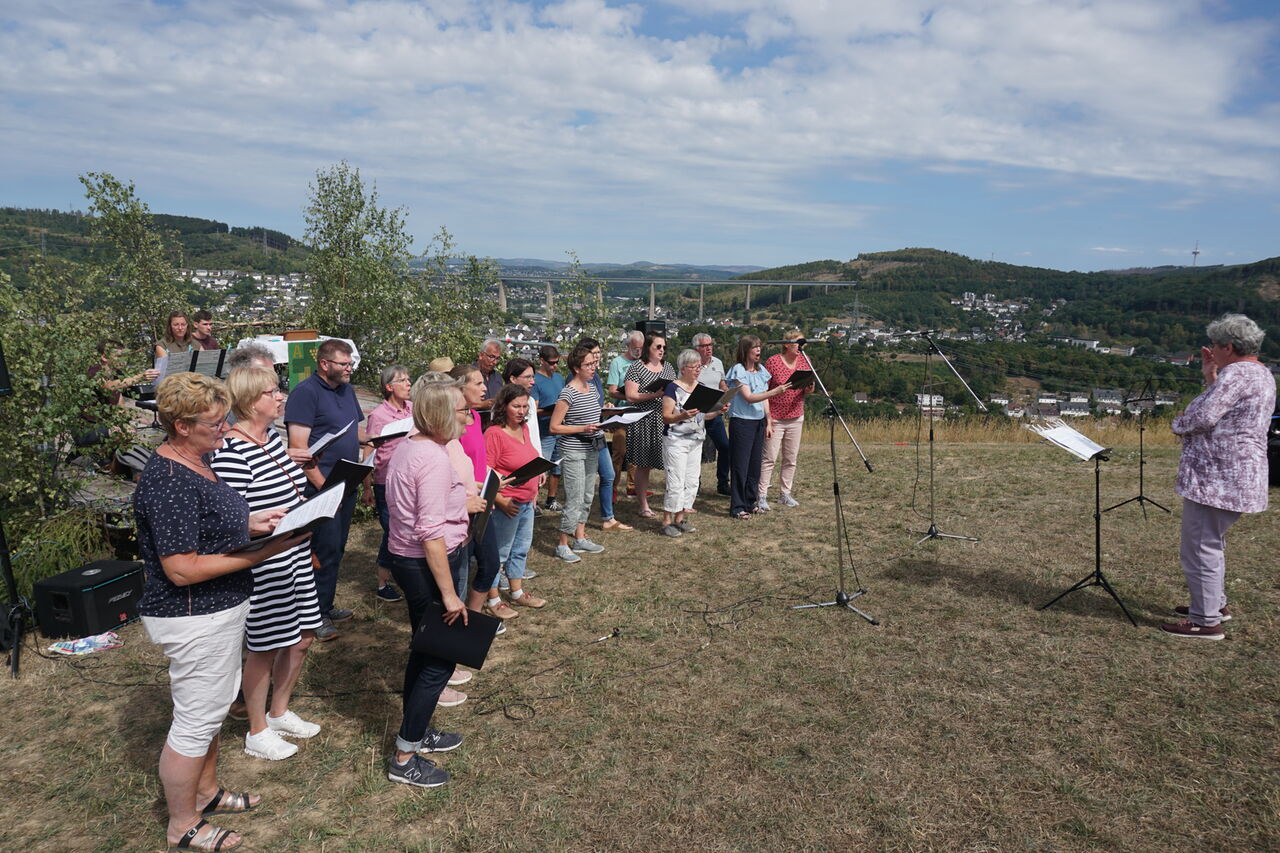 Chormusik vor besonderer Kulisse beim ersten Gemeindefest der Emmaus-Kirchengemeinde auf der Sandhalde in Niederschelden.