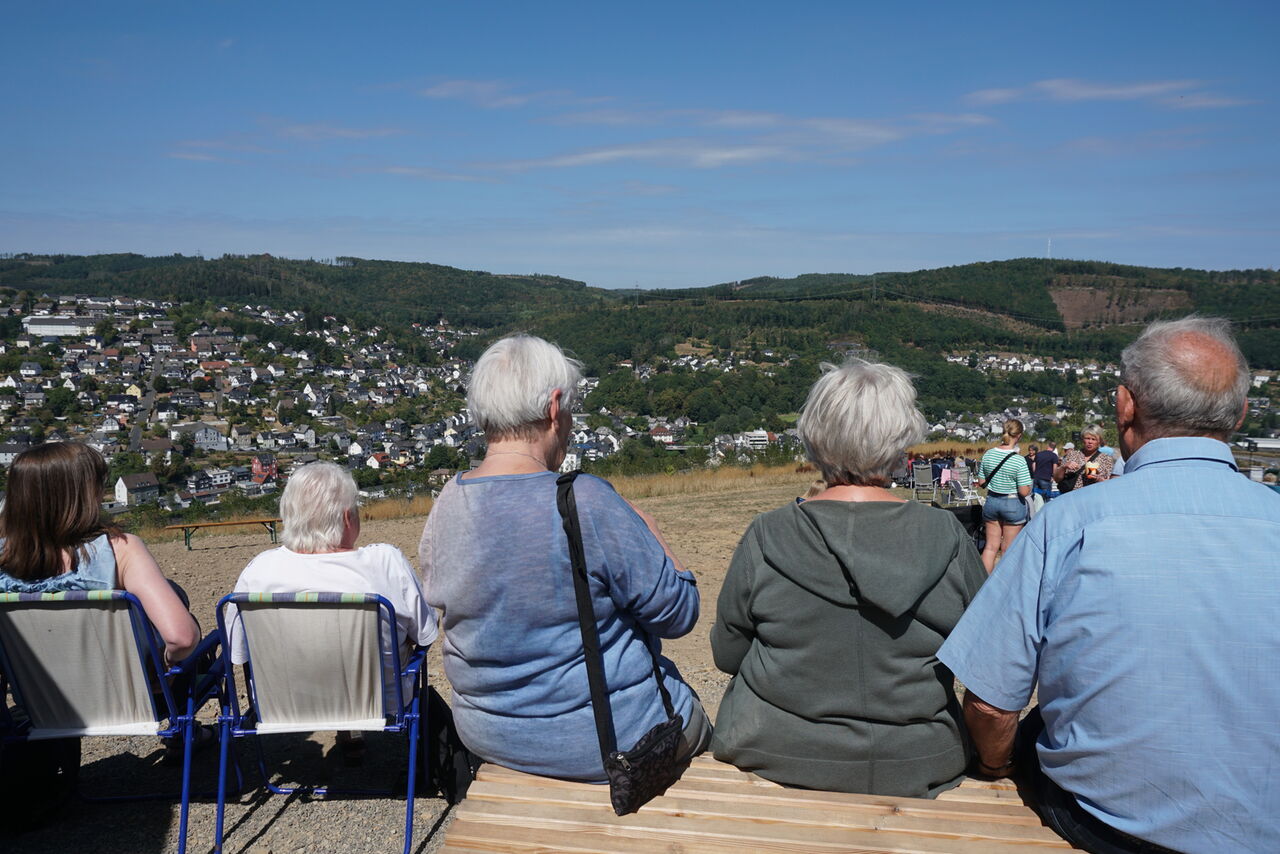 Zahlreiche Gemeindeglieder genossen die Aussicht von der Sandhalde in Niederschelden.