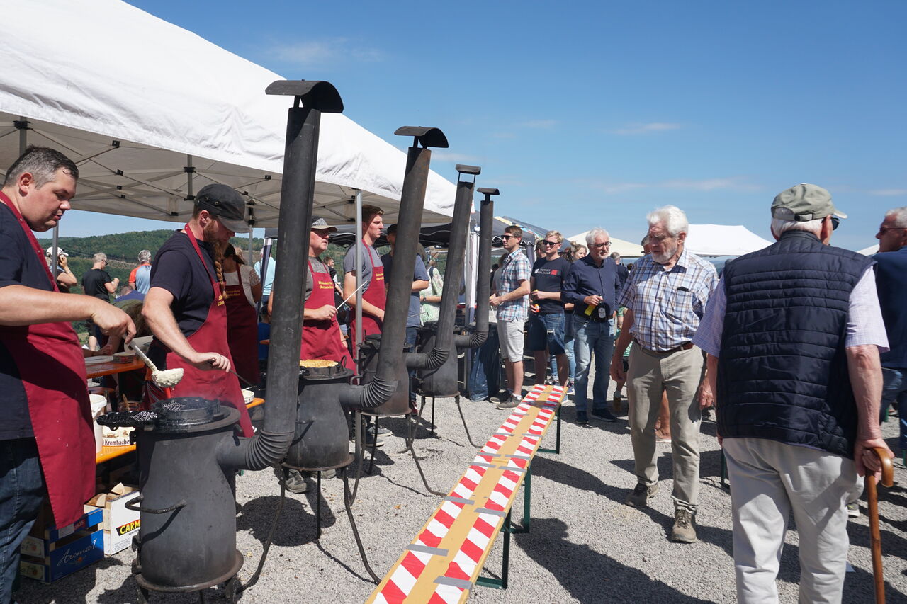 Waffeln aus historischen Waffeleisen: Bei der Verpflegung auf dem Gemeindefest erhielt die Gemeinde Unterstützung von Vereinen.